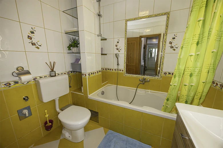 Apartments Šimić, Tučepi - bathroom