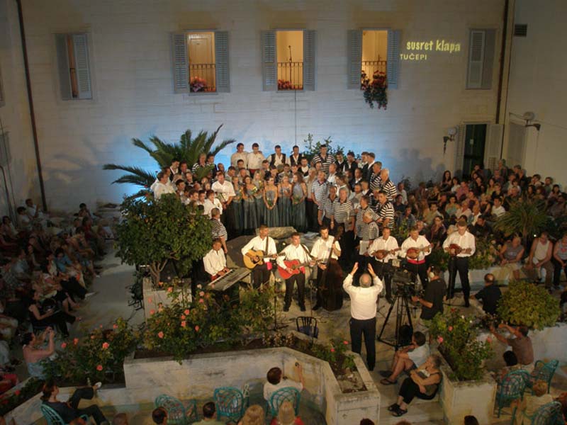 Tučepi, Kaštelet - local singers festival