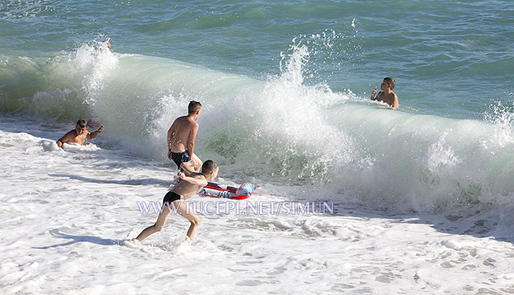 Tučepi children playing in big sea waves