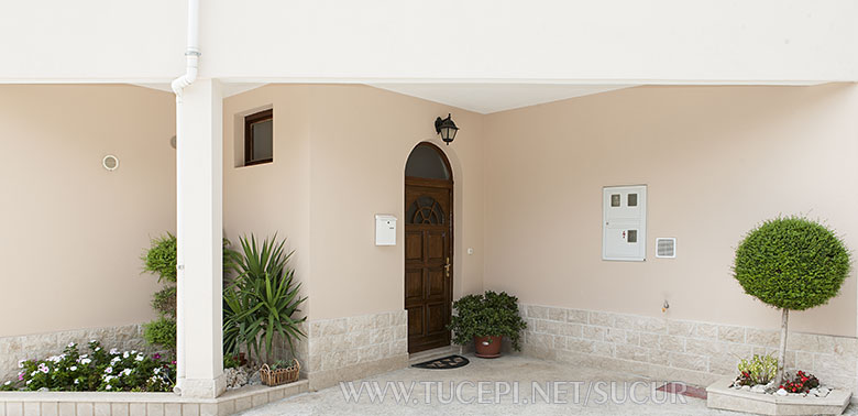 Entrance to the house - apartments &Scaron;ućur, Tučepi