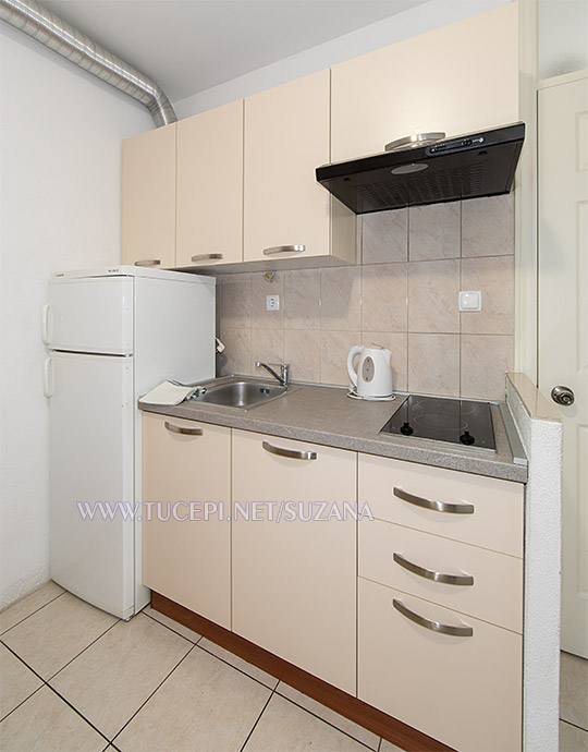 apartments Suzana, Tuepi - kitchen