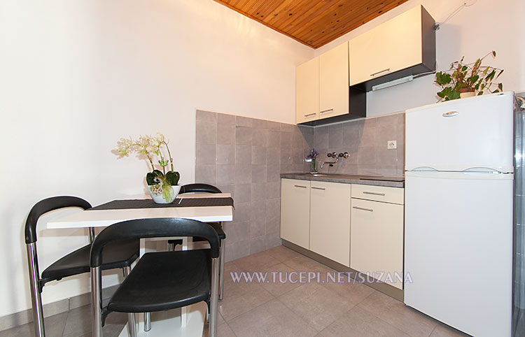 apartments Suzana, Tuepi - dining table, kitchen