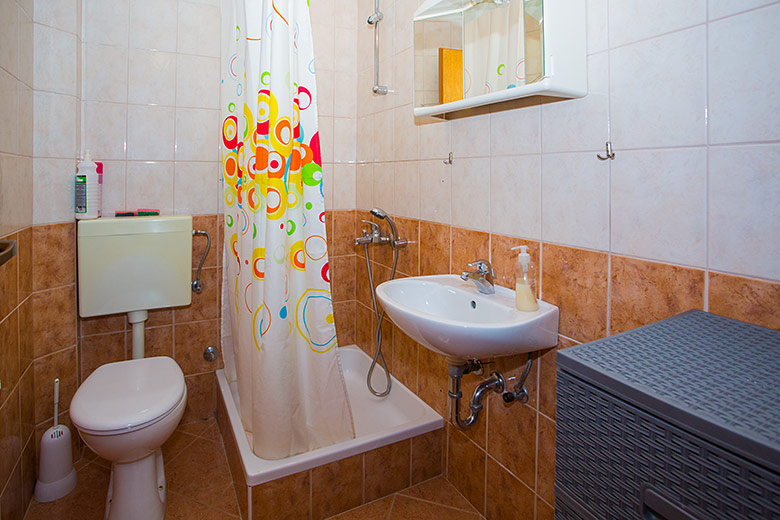 Apartments Svjetlana, Tučepi - bathroom