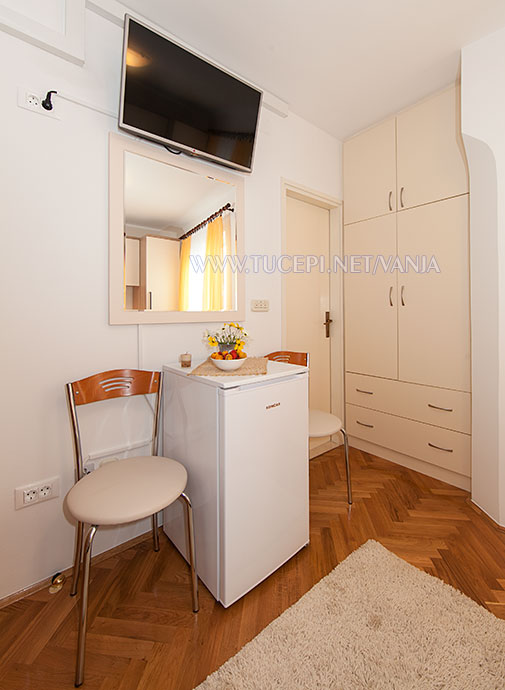 Apartments Vanja, Tučepi - bedroom, TV, mirror