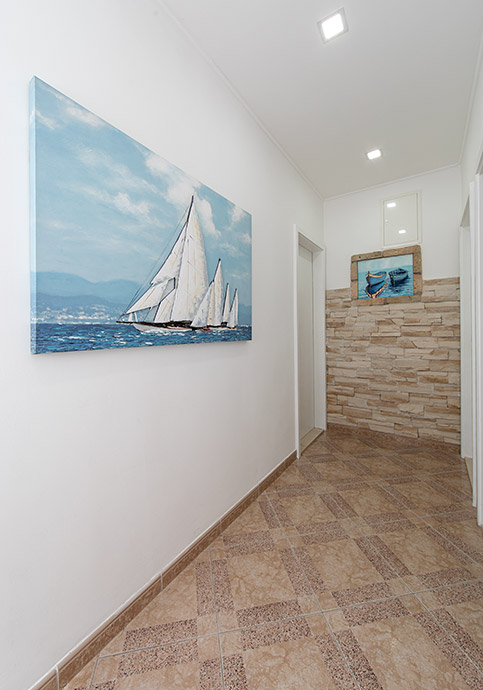 Apartments Villa FINA, Tučepi - detail, hall with stone framed picture