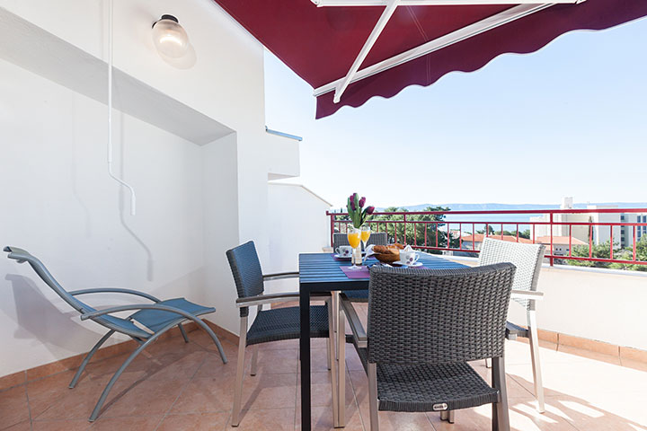 balcony with sea view - Apartments Vila Nela, Tučepi