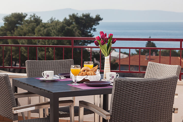 balcony with sea view - Apartments Vila Nela, Tučepi