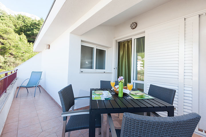 balcony with sea view, Apartments Vila Nela, Tučepi